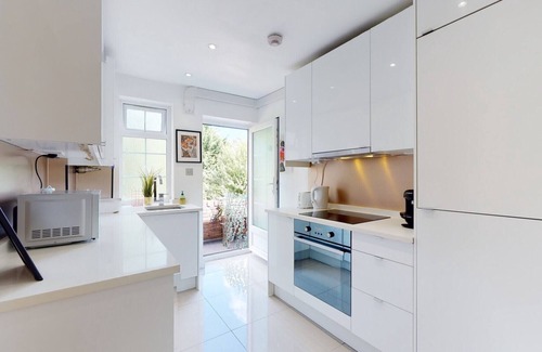 Garden Suburb Apartment | 4-Bedrooms Duplex Family Apartment near Hampstead Heath Park