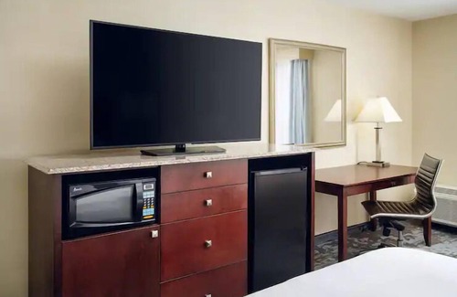Rocky Mount Hotel | 4 Budget-friendly Units Near Stonewall Mansion! FREE Parking, Onsite Pool!