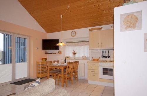 Norderteil House | 4-person vacation home with canoe, wood-burning stove and wonderful lake view in Otterndorf