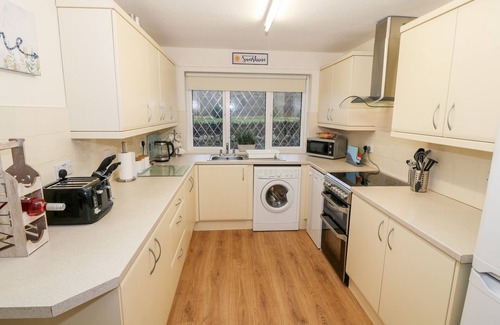 Morfa Bychan House | 4 TY RHOSYN, pet friendly, character holiday cottage in Morfa Bychan