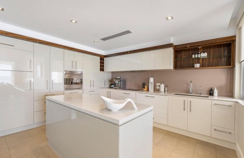 McCracken House | 43A Hayward Ct - Beachfront Linen and Wi-Fi