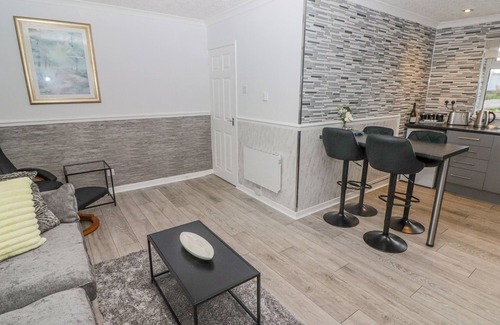 Scurlage Cottage | 48 GOWER HOLIDAY VILLAGE, pet friendly, with pool in Scurlage