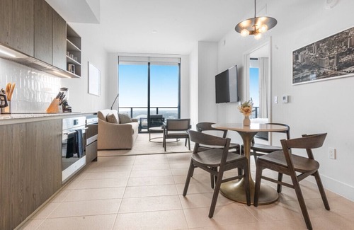 Downtown Miami Apartment | 49th Floor Sleek Condo | Cozy Pool, Gym & Spa Stay