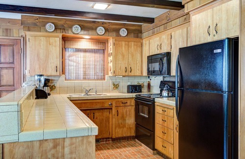 North Wawona Cabin | (4B) Mountain Memory at The Redwoods In Yosemite