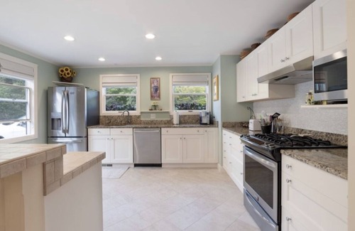 Nantucket House | 4bd3bth Lovely tranquil home, 1mile to town, private upscale area, open flrplan