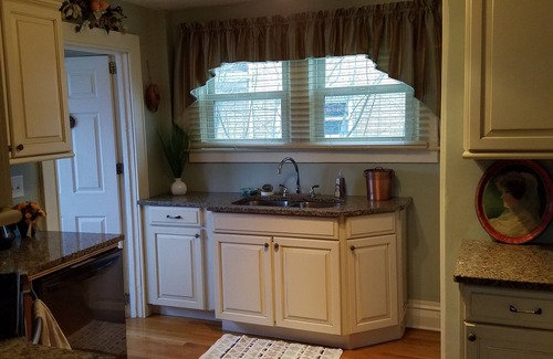 Ashland House | 4Bed/3Bath GREYSTONE COTTAGE