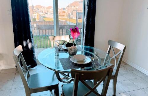 Doon South House | 4BR 2 king 3 Queen 6 beds in total 3 GBPS Wi-Fi