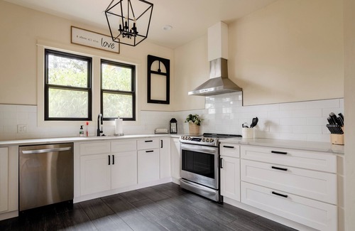 Hosford-Abernethy House | 4BR Farmhouse | Remodeled Ideal for Groups