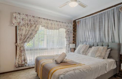 Sunnybank House | 4BR Garden Patio Retreat Near Food Shops and Transit