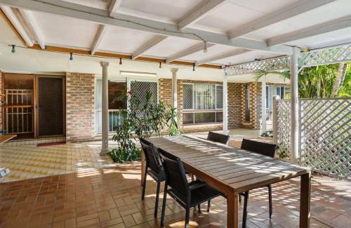 Sunnybank House | 4BR Garden Patio Retreat Near Food Shops and Transit