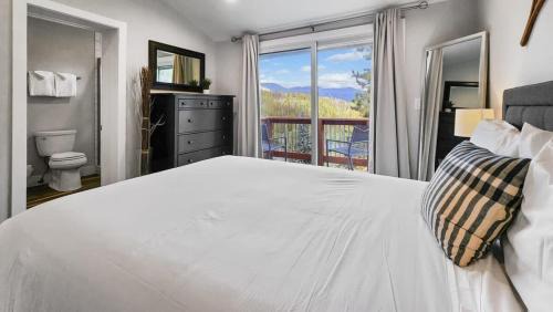 Dunkin Hill House | 4BR Mt Baldy Townhome On Bus Route