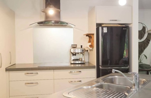 Nelson House | 4kms from CBD, pet-friendly, bike tracks/bus right out the gate, family/couples