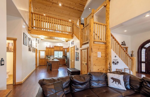 Big Bear House | 5 Bears Den. Spa Hidden in Boulders. BBQ. Game Room Galore. Tri-Level Home. Family Friendly.