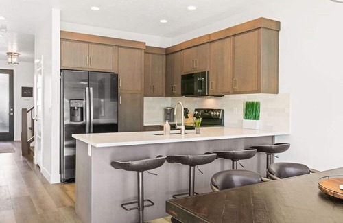 St. George House | 5 Bed Home w/Pool Sleeps 16 Ideal for Large Groups