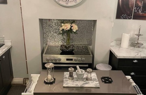 Ross-on-Wye Apartment | 5 Bed House - Sleeps 12 - Pets - Parking