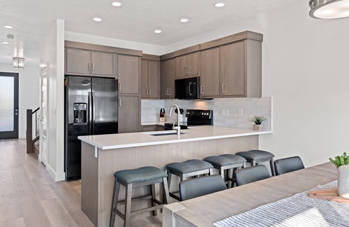 St. George House | 5 Bedroom! 3 King Suites, and bunks! Pool & Hot Tub! Xbox!