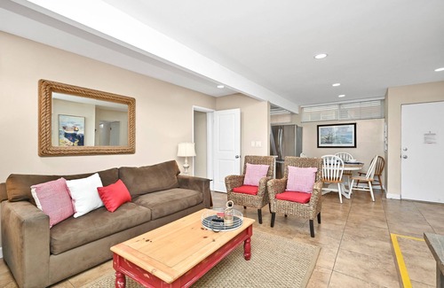 West Newport House | 5 Bedroom 4 Bath Duplex w/Parking on 46th St!