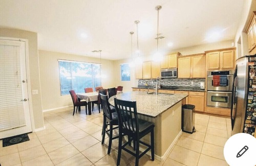 Palm Valley House | 5+ bedroom Executive Desert Retreat - perfect for longer stays!