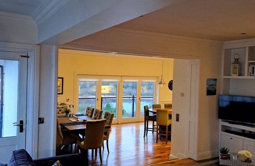 Ballina House | 5 bedroom house all ensuite with views of the Shannon river and Lough Derg.