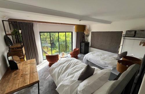 Devizes House | 5 Bedroom Lake House in a nature reserve