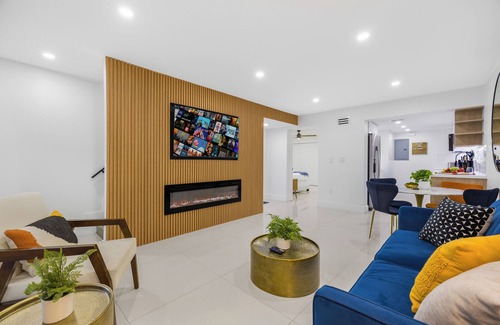 Coral Way House | 5 BEDS, 3br Stylish Home, 5 miles to Beach sleep 8