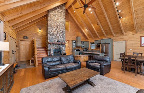 Champion Cabin | 5 BR Cozy Log Cabin next To 7 Springs & Hidden Valley!