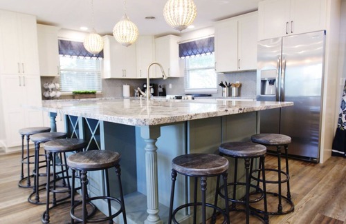 Knoxville House | 5 KING BEDS/2 PULLOUT COUCHES/2800 SQ FT - close to everything