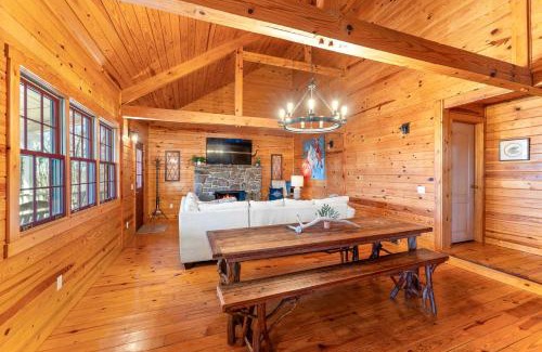 Eureka Springs House | 5 Mi to Beaver Lake Family Cabin with Game Room