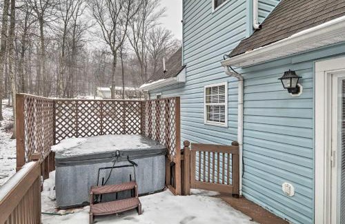 Henryville House | 5 Mi to Camelback Henryville Home with Hot Tub!
