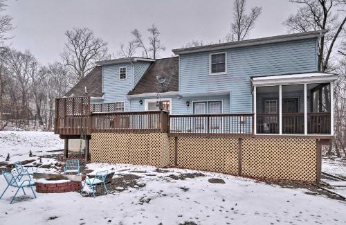 Henryville House | 5 Mi to Camelback Henryville Home with Hot Tub!