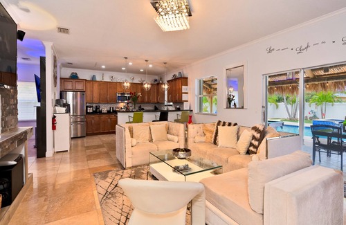 Boynton Beach House | 5 Mins to beach; 5BD, 4.5BA, Heated pool, Jacuzzi, Mini Golf, Tiki Huts.