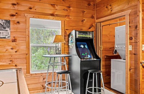 Gatlinburg Cabin | 5 Mins to Gatlinburg!* 2BR w/Hot Tub + Fireplace