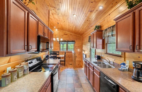 Gatlinburg Cabin | 5 Mins to GBurg! Hot Tub*MTN Views*Games*Comm Pool