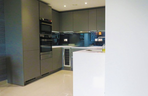 Cathedrals Apartment | 5 mins to Southwark tube station, luxury flat with superb viewing