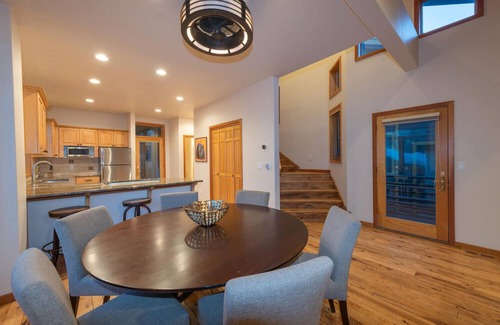 North Park City House | 5 minute walk to PCMR! Winter 23/24 ski season dates are open for booking!