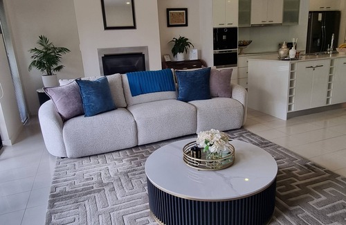 West Beach House | 5 minute walk to the beach. 2 minute walk to River Torrens walking/bike paths.