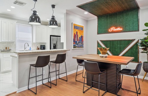 Midtown House | 5 minutes to Downtown GARAGE MED Ctr NRG George R Brown