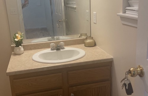 East Hartford Apartment | 5 minutes to major hospitals and Rentschler Stadium