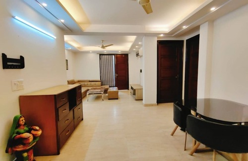 Saket Apartment | 5 minutes to the PVR Anupam