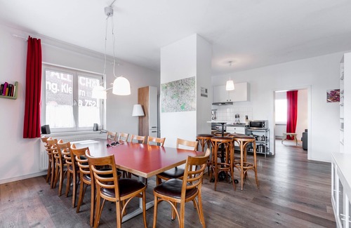 Tempelhof Apartment | 5 rooms, giant living room, Park Tempelhofer Feld, 3 minutes to underground/S-Bahn, up to 14 people