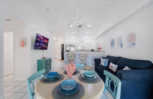 Caloosahatchee House | 5 Star, 3 bd Home, Heated Pool Located D-town Cape