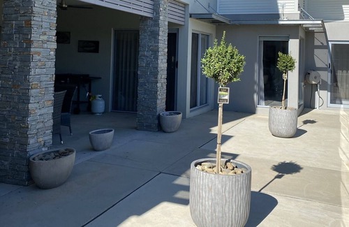 Shepparton North House | 5 Star Luxury 6 Bedroom House