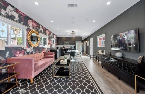 Hollywood Hotel | 5 Units in Heart of Hollywood | Remodeled Art Deco | Pink Revival by AvantStay