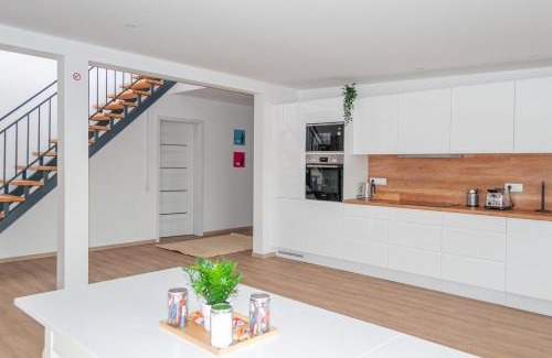 Cottbus Apartment | 5 Zimmer nahe Hauptbahnhof,10 Betten,vollausgestattet,neu saniert,Parkplatz,Dachterasse