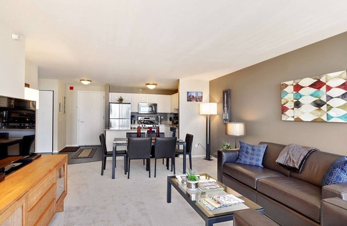 Downtown Chicago Apartment | 52nd Floor, VIEWS, Pool, Balcony, Pool, Gym