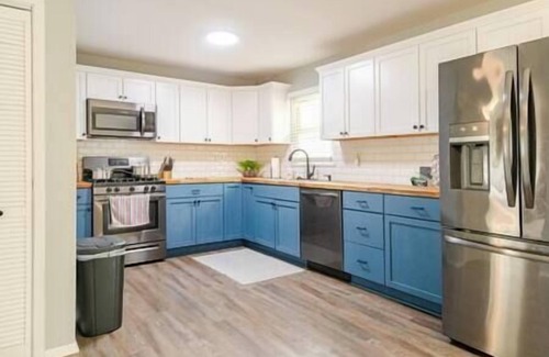 Royal Manor House | 550 Fenchurch - Ranch - Hot Tub