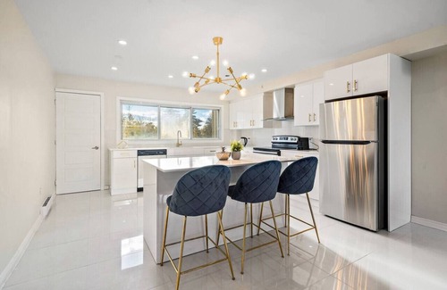 Cote-Saint-Luc Apartment | 5bdr Luxurious Apartment|2 Bathrooms | Sleeps 10