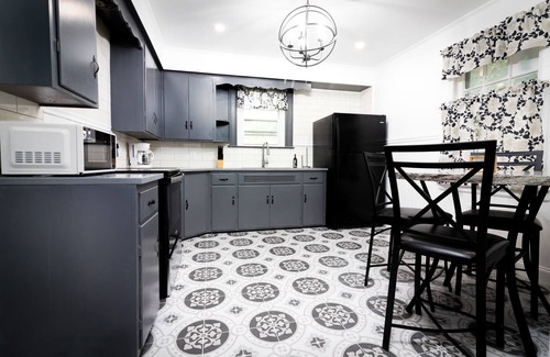 Niagara Falls House | 5BR, 1.5 BA close to Niagara Falls State Park