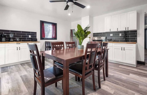 Niagara Falls House | 5BR, 2BA close to Niagara Falls State Park