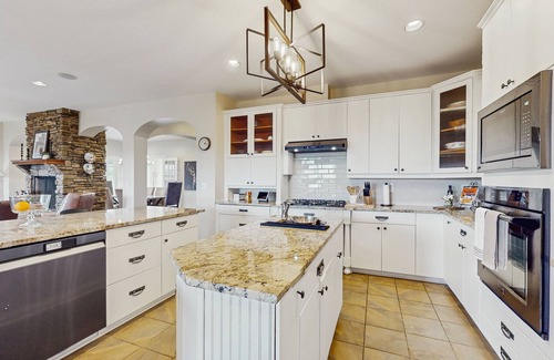 Talking Rock Cabin | 5BR and 3.5BA cottage w/porch, access to shared infinity pool & hot tub